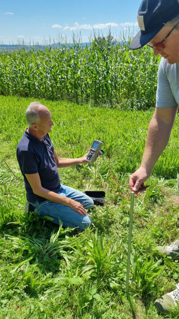 Techniker mit Messgerät